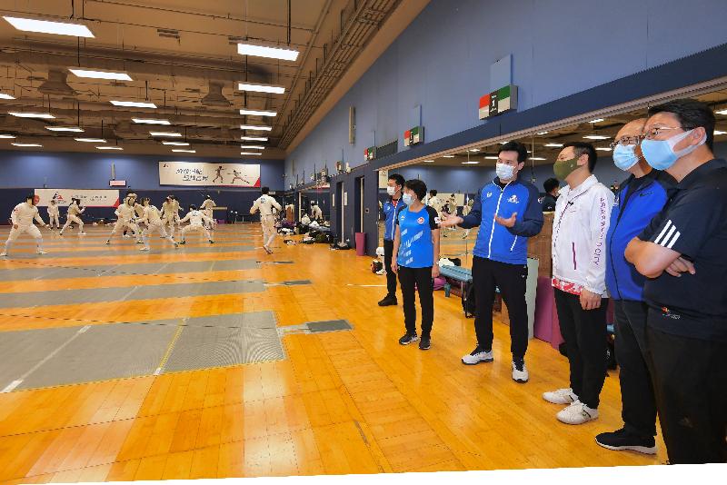 The Secretary for Home Affairs, Mr Caspar Tsui, this morning (September 26) visited the Hong Kong Sports Institute (HKSI), where he inspected the operation of the HKSI after the arrangement for a closed-door training camp was lifted. Photo shows Mr Tsui (third right) being briefed by Head Fencing Coach, Zheng Kang-zhao (fourth right), on the training arrangement at the fencing hall.