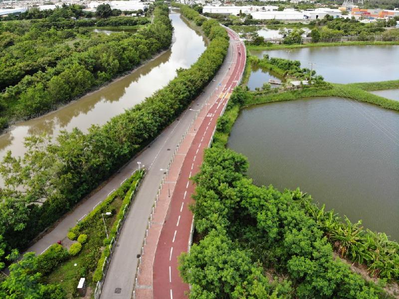 連接元朗至上水的新單車徑明日（九月二十九日）開放予公眾使用。圖為途經錦田河的元朗壆圍南路路段單車徑。