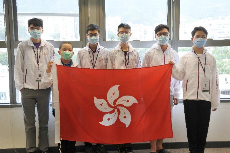 六名學生代表香港於九月十八日至二十八日參加第六十一屆國際數學奧林匹克，成績優異。他們是（左起）Sheremeta Daniel Weili、徐子豐、朱卓熹、游証恩、梁譽曦和賴煒諾。