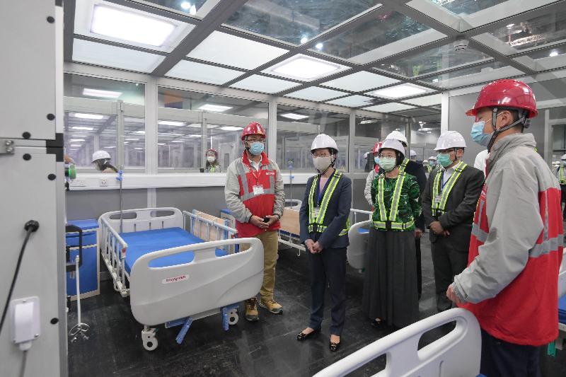 The Chief Executive, Mrs Carrie Lam (second left), inspected the construction work of the Community Treatment Facility expansion at AsiaWorld-Expo on Lantau Island this afternoon (September 29). Photo shows Mrs Lam at an enclosed cubicle. Looking on are the Secretary for Food and Health, Professor Sophia Chan (third left) and the Permanent Secretary for Development (Works), Mr Lam Sai-hung (second right).

