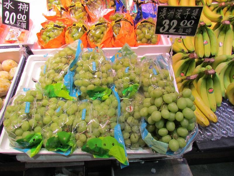 With the Mid-Autumn Festival approaching, Hong Kong Customs launched territory-wide spot checks and test purchases at fruit retail shops and toy shops early this month. The operation has been conducted for about three weeks and eight fruit retail shops were found to have supplied fruits with suspected false claims of origin and short-weight fruits. A further two retail shops were found to have supplied suspected unsafe toys. Photo shows grapes with a suspected false claim of origin sold at a fruit retail shop.