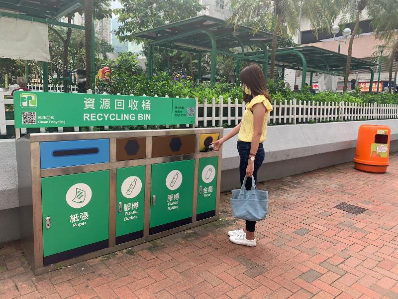 The Environmental Protection Department will take over the management of recycling bins in public places such as roadsides from the Food and Environmental Hygiene Department tomorrow (October 1). The litter compartment currently connected with the recycling bins will be changed to collect recyclables. New labels with a QR code and service hotline number will be put on the recycling bins to enable the public to report matters such as overfilled or damaged bins. Picture shows a roadside recycling bin with new labels. 