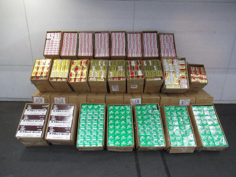Hong Kong Customs in the past week consecutively seized multiple batches of medicines suspected of being imported not under and in accordance with a valid import licence at Lok Ma Chau Control Point. The medicines had an estimated market value of about $6.41 million in total. Seven drivers and five consignees were arrested. Photo shows some of the suspected illegally imported medicines seized yesterday (September 29).