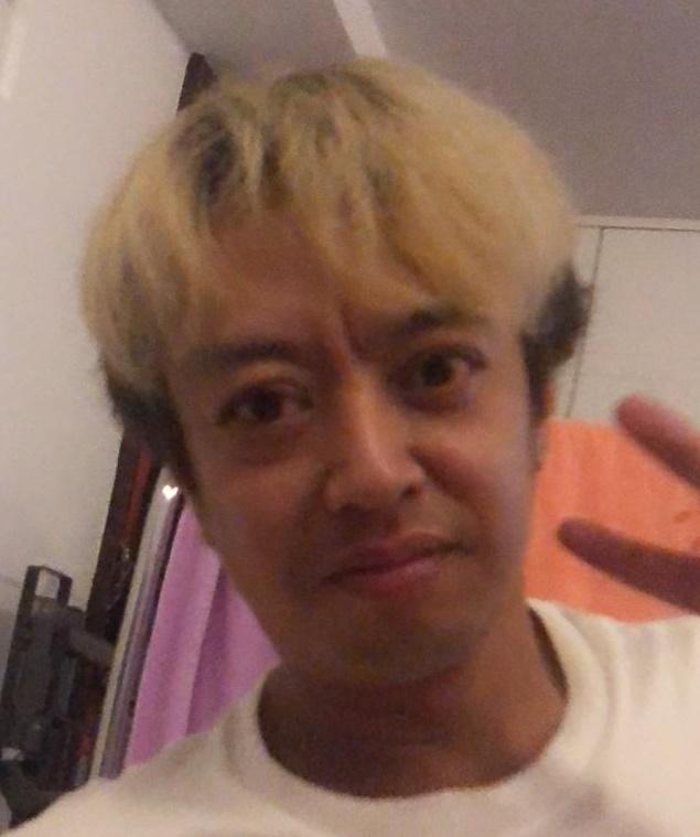 Wong Hoi-fai, aged 41, is about 1.78 metres tall, 80 kilograms in weight and of medium build. He has a round face with yellow complexion and short blond hair. He was last seen wearing a red short-sleeved shirt, camouflage-coloured shorts, white sports shoes and carrying a black rucksack.