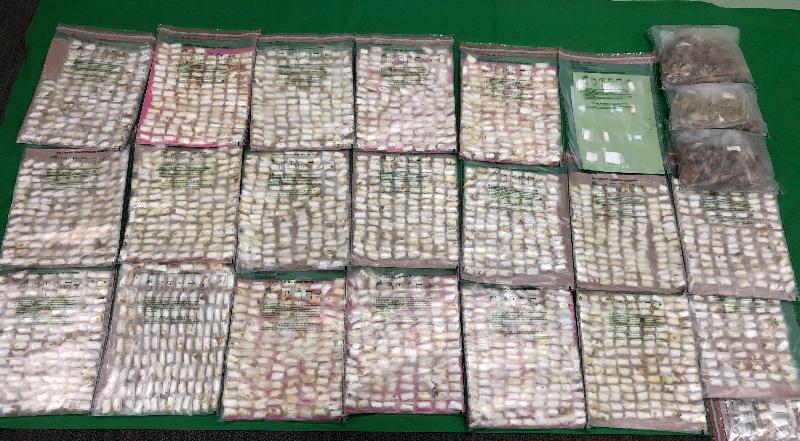香港海关九月三十日在长沙湾检获约十三点七公斤怀疑氯胺酮，估计市值约六百四十万元。图示检获的怀疑毒品及用作收藏毒品的榴槤核。