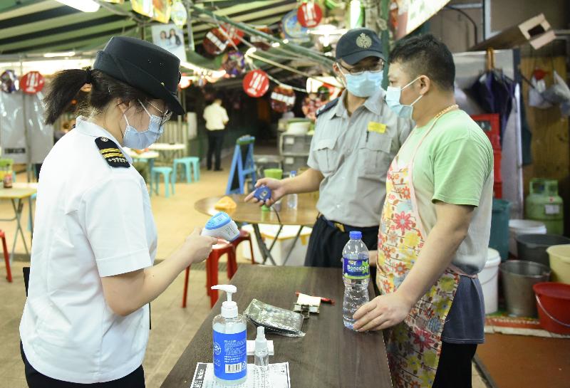 The Food and Environmental Hygiene Department conducted joint operations with the Police today (October 3) to step up inspections at catering business premises in Sham Shui Po district, and remind food business operators, food handlers and the public to strictly comply with the relevant requirements under the Prevention and Control of Disease (Requirements and Directions) (Business and Premises) Regulation.