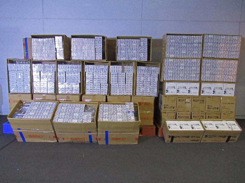 香港海關過去兩周在落馬洲管制站接連偵破共四十二宗懷疑沒有根據及按照有效進口許可證進口藥物的案件，檢獲共一千八百四十箱涉案藥物。連同九月三十日公布的案件，截至十月六日海關共檢獲市值約一千七百八十萬元的懷疑非法進口藥物，以貨值計已超過去年全年檢獲的一千五百五十萬元。連串案件中，共二十人被捕。圖示部分檢獲的懷疑非法進口藥物。
