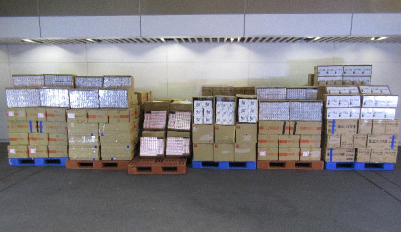 香港海關過去兩周在落馬洲管制站接連偵破共四十二宗懷疑沒有根據及按照有效進口許可證進口藥物的案件，檢獲共一千八百四十箱涉案藥物。連同九月三十日公布的案件，截至十月六日海關共檢獲市值約一千七百八十萬元的懷疑非法進口藥物，以貨值計已超過去年全年檢獲的一千五百五十萬元。連串案件中，共二十人被捕。圖示部分檢獲的懷疑非法進口藥物。