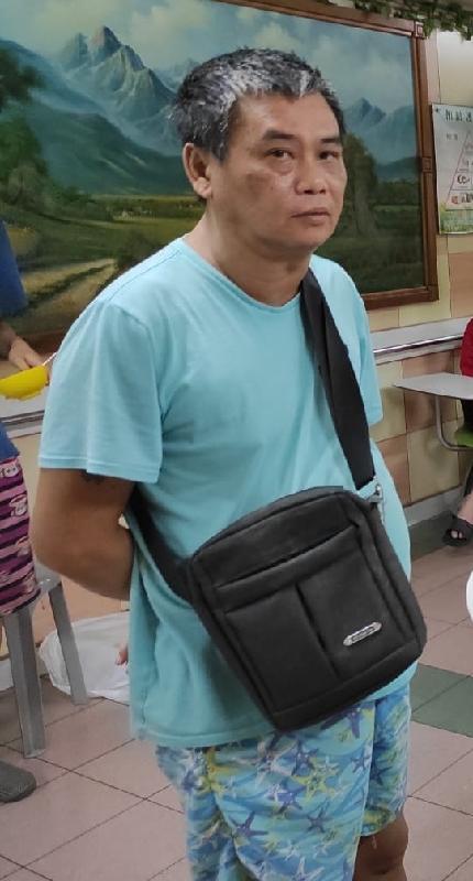 Yu Kiu-chor, aged 57, is about 1.7 metres tall, 72 kilograms in weight and of medium build. He has a round face with yellow complexion and short black and white hair. He was last seen wearing a blue short-sleeved shirt, blue shorts, slippers and carrying a black shoulder bag.