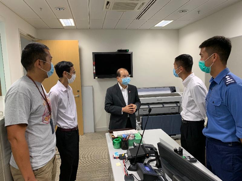 The Acting Chief Executive, Mr Matthew Cheung Kin-chung (centre), visited the Emergency Monitoring and Support Centre (EMSC) of the Security Bureau this morning (October 13) and talked to colleagues on duty. He expressed appreciation to colleagues for staying vigilant in discharging their duties and closely monitoring the situation in all districts with a view to taking immediate action to handle emergencies so as to protect the lives and property of Hong Kong people.
