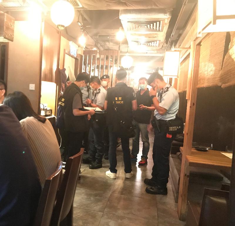 The Food and Environmental Hygiene Department conducted a joint operation with the Police in early hours today (October 17) to step up inspections and take stringent enforcement actions at catering business premises including bars and upstairs restaurants in Wan Chai District relating to anti-epidemic measures.