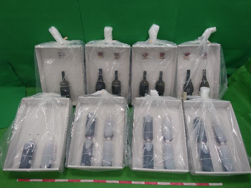 香港海关昨日（十月十七日）在香港国际机场检获约十二公斤怀疑液态可卡因，估计市值约二千万元。图示检获的怀疑液态可卡因。