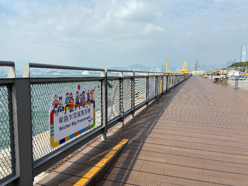The Belcher Bay harbourfront open space located at Shing Sai Road, Kennedy Town, was fully opened today (October 19), providing the public with a round-the-clock leisure space for enjoying a panoramic view of the western waters of Victoria Harbour and the sunset. Photo shows the boardwalk of the promenade.