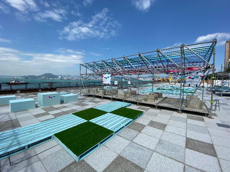 The Belcher Bay harbourfront open space located at Shing Sai Road, Kennedy Town, was fully opened today (October 19), providing the public with a round-the-clock leisure space for enjoying a panoramic view of the western waters of Victoria Harbour and the sunset. Photo shows the multipurpose space located at the centre of the site. Its activity platforms and seatings are produced mainly by wooden cargo pallets, allowing members of the public to enjoy the space in a versatile manner according to their imagination.