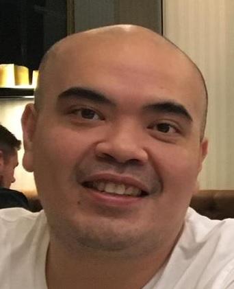 Cheng Kwok-kuen, aged 37, is about 1.8 metres tall, 80 kilograms in weight and of medium build. He has a long face with yellow complexion and is bald.