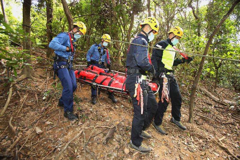 消防人员今日（十月二十日）在跨部门山火暨攀山拯救行动演习模拟拯救伤者。
