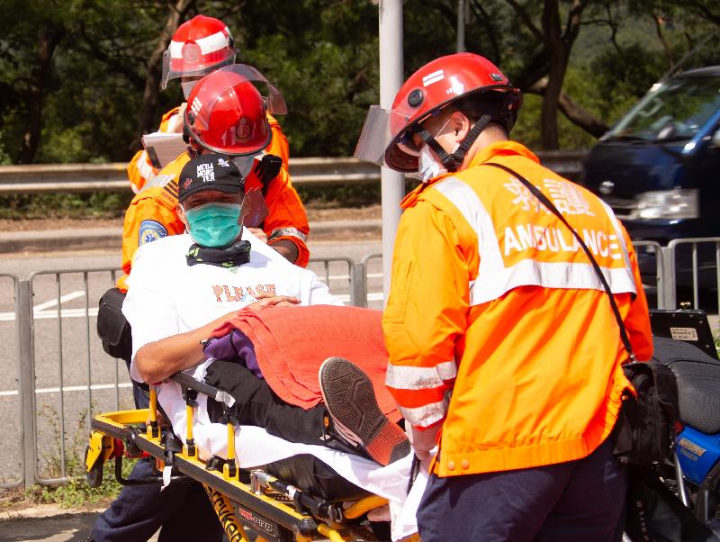 救护人员今日（十月二十日）在跨部门山火暨攀山拯救行动演习中，模拟处理伤者。
