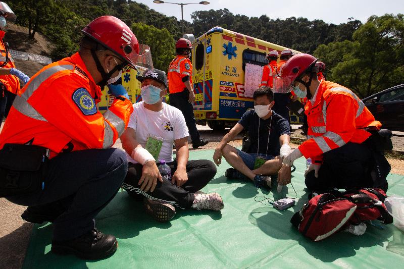 救护人员今日（十月二十日）在跨部门山火暨攀山拯救行动演习中，模拟在分流站治理伤者。
