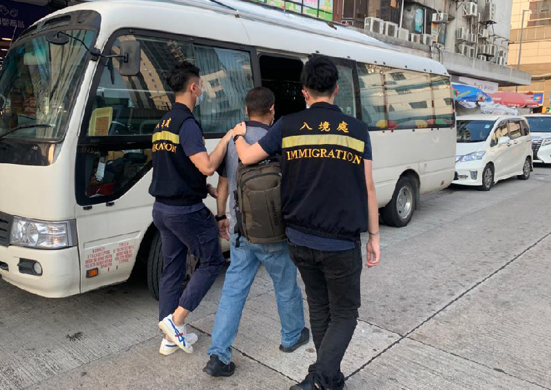The Immigration Department mounted territory-wide anti-illegal worker operations codenamed "Twilight" from October 19 to yesterday (October 21). Photo shows a suspected illegal worker arrested during the operations.