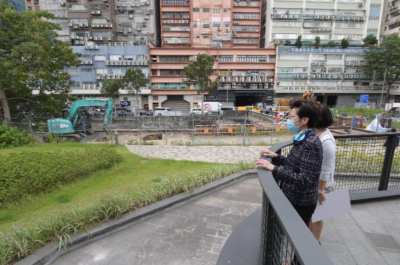 The Chief Executive, Mrs Carrie Lam (left), today (October 22) visited Kwun Tong to learn more about the latest development of the Energizing Kowloon East project. Photo shows Mrs Lam being briefed by the Head of Energizing Kowloon East Office, Ms Brenda Au (right), on the revitalisation of Tsui Ping River project.