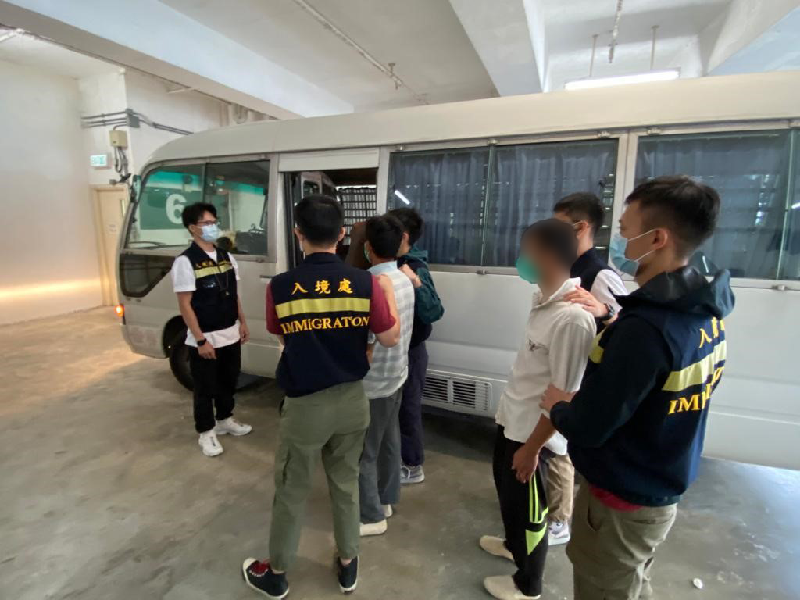 The Immigration Department mounted an anti-illegal worker operation at the cemeteries in the New Territories region yesterday (October 22). Photo shows suspected illegal workers arrested during the operation.