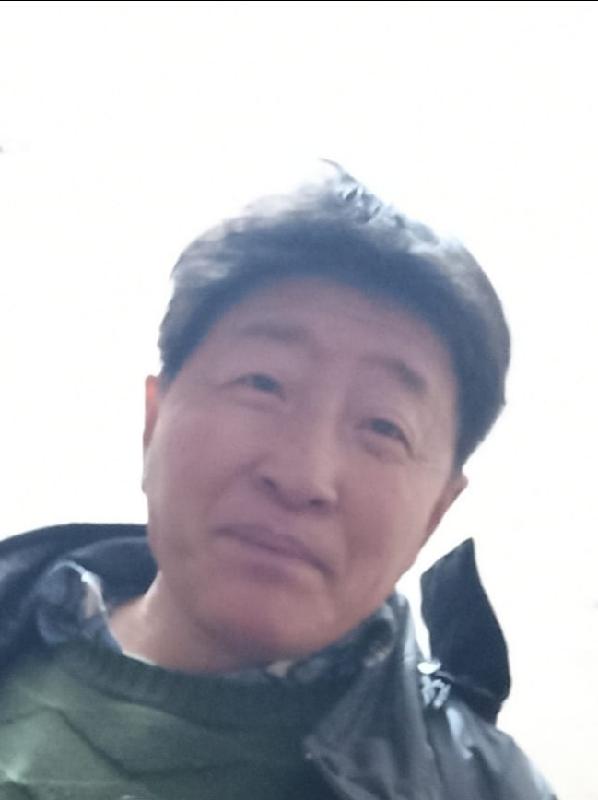 Liu Wai-lan, aged 49, is about 1.56 metres tall, 50 kilograms in weight and of fat build. She has a round face with yellow complexion and short black hair. She was last seen wearing a white T-shirt, black trousers, black and white canvas shoes and carrying a hiking pole.