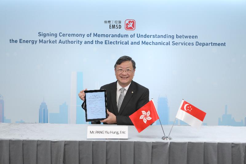 The Acting Director of Electrical and Mechanical Services, Mr Pang Yiu-hung, signed a Memorandum of Understanding with the Energy Market Authority of Singapore today (October 28) to strengthen co-operation between Hong Kong and Singapore in energy-related matters. 
 
