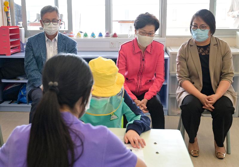 行政長官林鄭月娥今日（十月二十八日）到訪位於深水埗的香港心理衞生會—臻和學校。圖示林鄭月娥（後排中）參觀學童上課情況。
