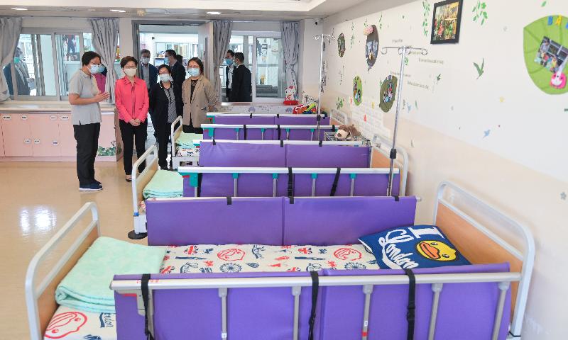 行政長官林鄭月娥今日（十月二十八日）到訪位於深水埗的香港心理衞生會—臻和學校。圖示林鄭月娥（左二）聽取校方人員介紹宿舍部設施。

