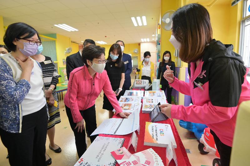 The Chief Executive, Mrs Carrie Lam (second left), visited Po Leung Kuk Angela Leong On Kei Kindergarten-cum-Nursery in Sham Shui Po today (October 28) to know more about services provided for children with special learning needs.