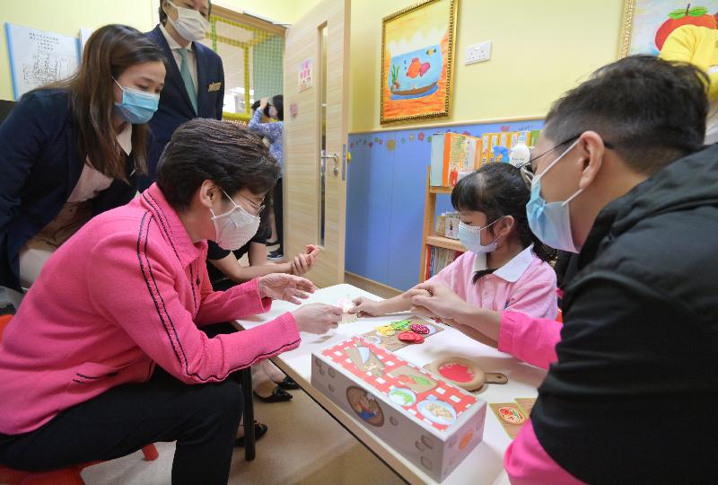 The Chief Executive, Mrs Carrie Lam (front row, first left), visited Po Leung Kuk Angela Leong On Kei Kindergarten-cum-Nursery in Sham Shui Po today (October 28) to know more about services provided for children with special learning needs.
