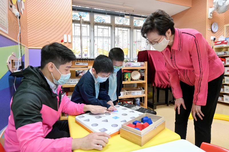 The Chief Executive, Mrs Carrie Lam (first right), visited Po Leung Kuk Angela Leong On Kei Kindergarten-cum-Nursery in Sham Shui Po today (October 28) to know more about services provided for children with special learning needs.