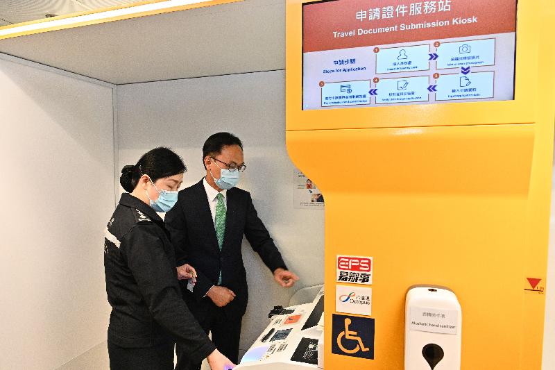 The Secretary for the Civil Service, Mr Patrick Nip, visited the Immigration Department today (October 29). Photo shows Mr Nip (right) being briefed on the steps for applying for Hong Kong Special Administrative Region passports using the Travel Document Submission Kiosk.