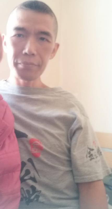 Cheng Kam-wah is about 1.65 metres tall, 77 kilograms in weight and of medium build. He has a round face with yellow complexion and short black hair. He was last seen wearing a grey t-shirt, camouflage shorts and grey slippers.