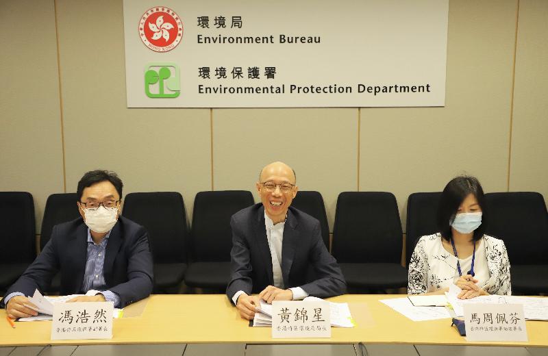 The seventh meeting of the Hong Kong-Guangdong Joint Working Group on Cleaner Production was held via video conference today (October 29) to review the work progress in 2020. Participants also agreed on the 2021 work plan. Photo shows the Secretary for the Environment, Mr Wong Kam-sing (centre), together with members of the Hong Kong Special Administrative Region Government delegation.