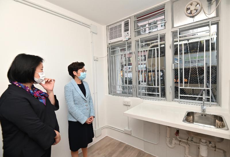 行政長官林鄭月娥今日（十月二十九日）參觀位於深水埗南昌街的過渡性房屋項目—「南昌220」。圖示林鄭月娥（右）參觀項目的一個單位。

