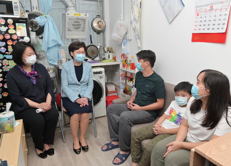 The Chief Executive, Mrs Carrie Lam, today (October 29) visited Nam Cheong 220, a transitional housing project in Nam Cheong Street, Sham Shui Po. Photo shows Mrs Lam (second left) visiting one of the families to learn more about its members' daily lives.