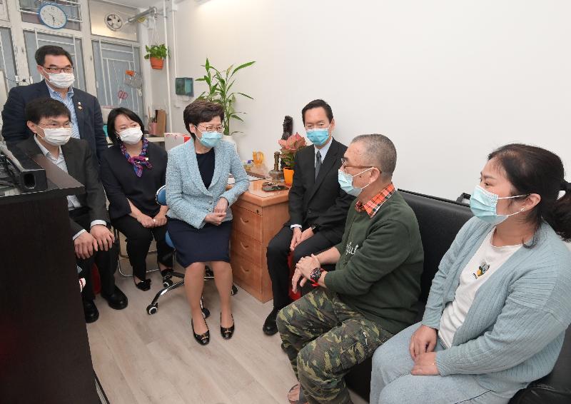 The Chief Executive, Mrs Carrie Lam, today (October 29) visited Nam Cheong 220, a transitional housing project in Nam Cheong Street, Sham Shui Po. Photo shows Mrs Lam (fourth left) visiting one of the families to learn more about its members' daily lives. 