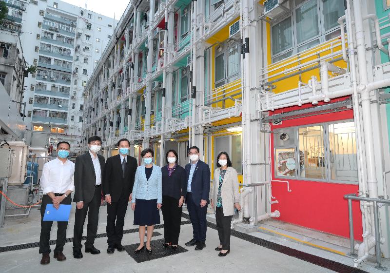 The Chief Executive, Mrs Carrie Lam today (October 29) visited Nam Cheong 220, a transitional housing project in Nam Cheong Street, Sham Shui Po. Photo shows Mrs Lam (centre) pictured with the Chairperson of the Hong Kong Council of Social Service (HKCSS), Mr Bernard Chan (third left); the HKCSS Chief Executive, Mr Chua Hoi-wai (second left); the Chairman of the Board of Directors of Tung Wah Group of Hospitals (TWGHs), Ms Ginny Man (third right) and TWGHs Chief Executive, Mr Albert Su (second right). 
