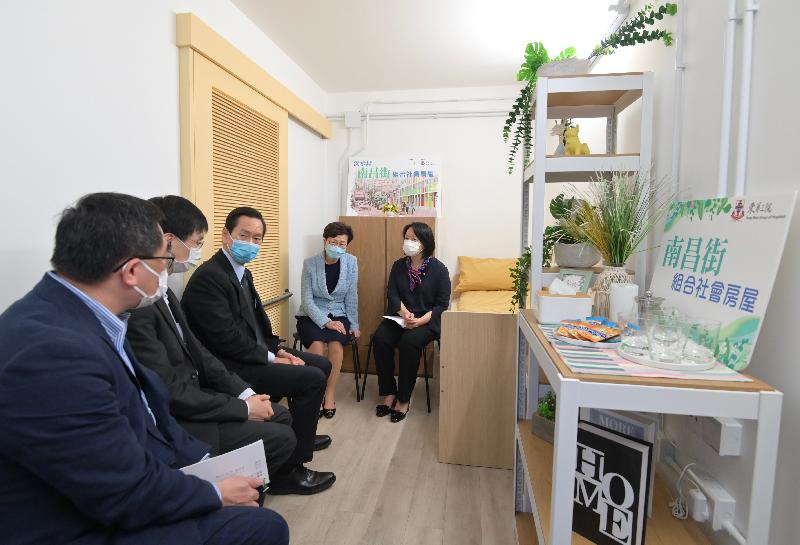 The Chief Executive, Mrs Carrie Lam today (October 29) visited Nam Cheong 220, a transitional housing project in Nam Cheong Street, Sham Shui Po. Photo shows Mrs Lam (second right) receiving a briefing by the Chairman of the Board of Directors of Tung Wah Group of Hospitals (TWGHs), Ms Ginny Man (first right); TWGHs  Chief Executive, Mr Albert Su (first left); the Chairperson of the Hong Kong Council of Social Service (HKCSS), Mr Bernard Chan (third left); the HKCSS Chief Executive, Mr Chua Hoi-wai (second left), on the characteristics and operation of the project.
