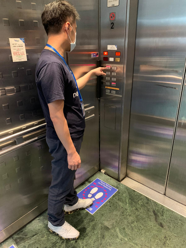 香港生產力促進局研發的免觸式電梯控制面板，讓用家透過隔空方式按動升降機按鈕，以降低病毒傳播風險。項目獲香港機場管理局和機電工程署提供試用場地。