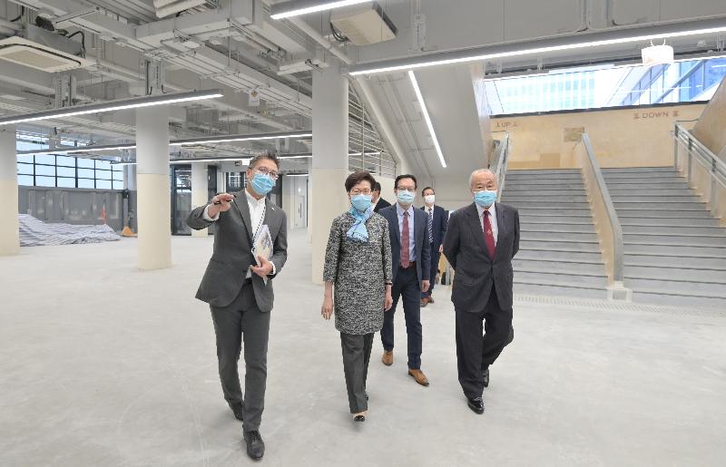 The Chief Executive, Mrs Carrie Lam (second left), today (October 30) visits Central Market to learn more about the progress of the Urban Renewal Authority (URA)'s revitalisation project there. Looking on are the URA Board Chairman, Mr Chow Chung-kong (first right), and the URA's Managing Director, Mr Wai Chi-sing (third left).