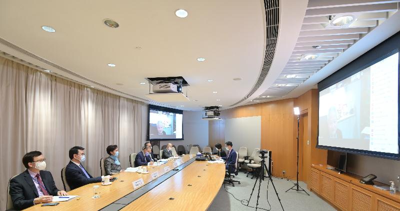 The Chief Executive, Mrs Carrie Lam (third left), held a meeting via video conferencing with representatives of major chambers of commerce and some professional bodies in the afternoon today (October 30). The Secretary for Commerce and Economic Development, Mr Edward Yau (second left); the Secretary for Constitutional and Mainland Affairs, Mr Erick Tsang (fourth left); and the Under Secretary for Development, Mr Liu Chun-san (first left) were also present.