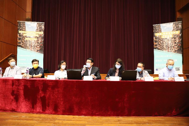The Task Force for the Study on Tenancy Control of Subdivided Units (Task Force) hosted a public forum at Mong Kok Community Hall this afternoon (November 1). The Chairman of the Task Force, Dr William Leung Wing-cheung (centre), together with members of the Task Force, exchanged views with attendees of the public forum.