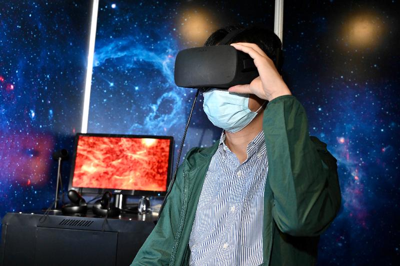 「宇宙Univers/e」虛擬現實展覽將於十一月六日至十六日在香港太空館舉行。圖示參觀者在展覽觀賞法國虛擬現實創作。