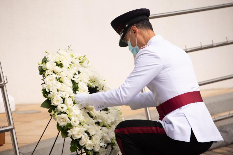 消防处处长梁伟雄今日（十一月三日）在「消防处纪念日」仪式献上花圈。