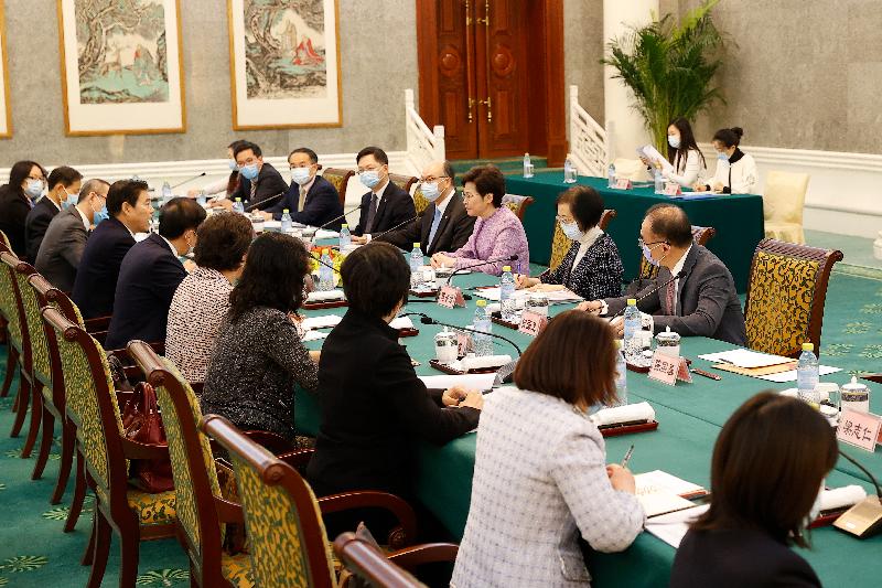 The Chief Executive, Mrs Carrie Lam (back row, third right), meets with the Minister of Commerce, Mr Zhong Shan (front row, fourth left), in Beijing today (November 4). The Director of the Liaison Office of the Central People's Government in the Hong Kong Special Administrative Region, Mr Luo Huining (front row, fifth left); the Secretary for Transport and Housing, Mr Frank Chan Fan (back row, fourth right); the Secretary for Food and Health, Professor Sophia Chan (back row, second right); the Secretary for Innovation and Technology, Mr Alfred Sit (back row, fifth right); the Secretary for Constitutional and Mainland Affairs, Mr Erick Tsang Kwok-wai (back row, first right); and the Secretary for Financial Services and the Treasury, Mr Christopher Hui (back row, sixth right), also joined the meeting.