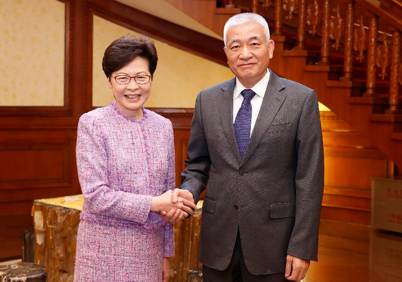 The Chief Executive, Mrs Carrie Lam (left), meets with the Minister of Science and Technology, Mr Wang Zhigang (right), in Beijing today (November 4).