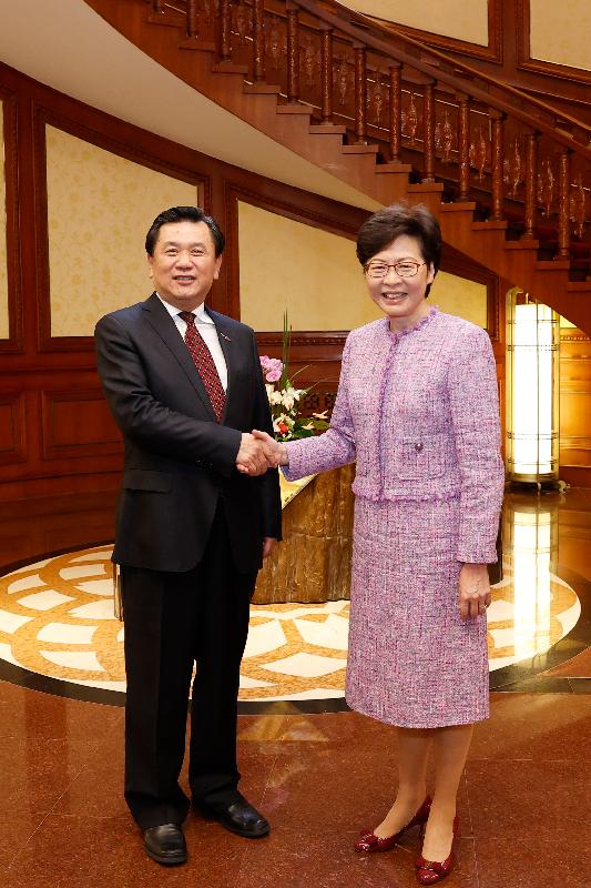 The Chief Executive, Mrs Carrie Lam (right), meets with the Administrator of the Civil Aviation Administration of China, Mr Feng Zhenglin (left), in Beijing today (November 4).