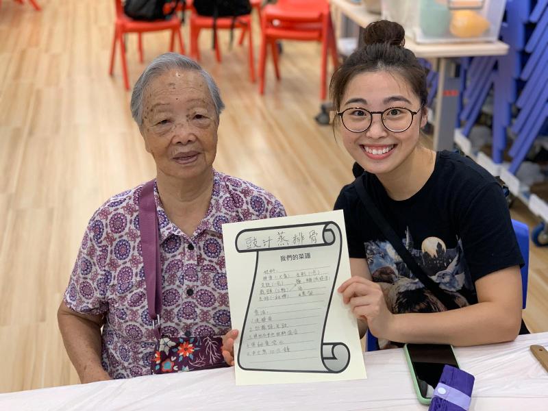 The Social Welfare Department today (November 5) announced the winners of the two-year projects (2018-20) and one-year projects (2019-20) at the 2020 Award Presentation Ceremony of the Opportunities for the Elderly Project (OEP). The Champion of the Hong Kong Best OEP Award of the one-year projects was Caritas Cheng Shing Fung District Elderly Centre (Sham Shui Po), which organised a programme to promote neighbourhood spirit in Sham Shui Po.